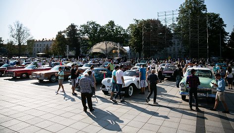 Vilniuje prasidėjo senovinių automobilių žygis Baltijos keliui paminėti.