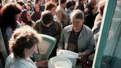 Eilė parduotuvėje, kurioje prekių beveik nėra