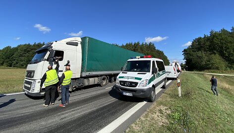 Lengvojo automobilio ir sunkvežimio avarija A16 kelyje