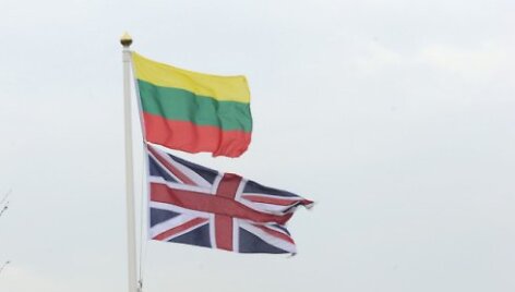 Didžiojoje Britanijoje prie mokyklos i&scaron;kelta Lietuvos trispalvė papiktino vietinius