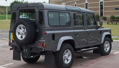 Land Rover Defender buvo pakankamai didelis, tačiau ratą vis tiek vežėsi automobilio i&scaron;orėje &ndash; kam viduje tas purvas, jei ratą tektų keisti? (DeFacto, Wikimedia (CC BY-SA 4.0)