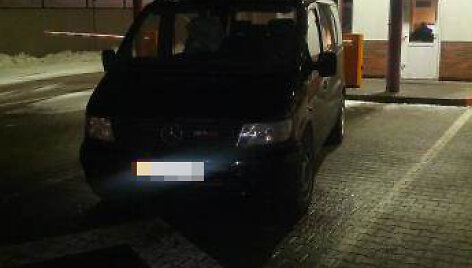 Pasieniečiams įtarimą sukėlęs mikroautobusas