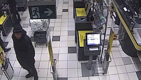Kauno policija ai&scaron;kinasi, kas pasinaudojo svetima banko kortele &ndash; ie&scaron;komi vyrai