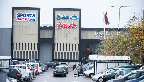 Sausakim&scaron;os automobilių stovėjimo aik&scaron;telės prie prekybos centrų Vilniuje