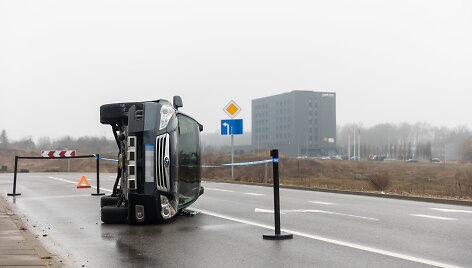 Vikingų gatvėje apvirtęs automobilis