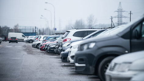 Sausakim&scaron;os automobilių stovėjimo aik&scaron;telės prie prekybos centrų Vilniuje