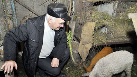 Verslininkas Kazys Stončius džaugiasi savo naujais augintiniais. 