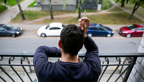 Per pusantrų metų didmiesčiuose už rūkymą daugiabučių balkonuose nubausta 30 žmonių