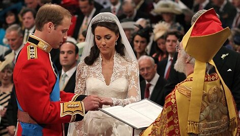 Princas Williamas mauna žiedą ant Kate Middleton pir&scaron;to.