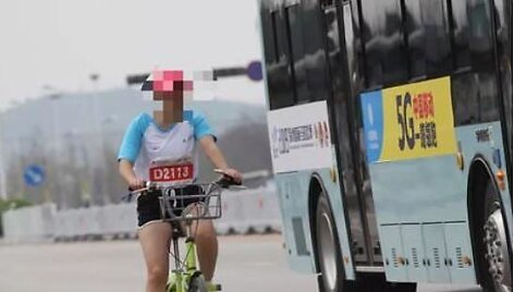 Maratono bėgikė su dviračiu