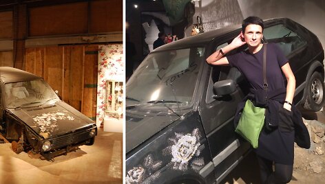 Severija Inčirauskaitė-Kriaunevičienė prie savo kūrinio &bdquo;Dismaland&ldquo; parke