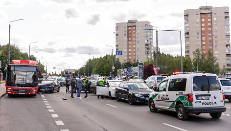 Ateities gatvėje penkių automobilių ir autobuso autoįvykis