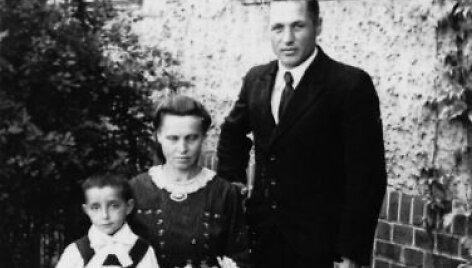omualdas Jakubas Veksleris-Va&scaron;kinelis su įtėviais Piotru ir Emilija Va&scaron;kineliais.