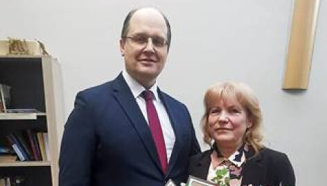 Teisėją Liubą Kymantienė (i&scaron; de&scaron;inės) sveikina teismo pirmininkas