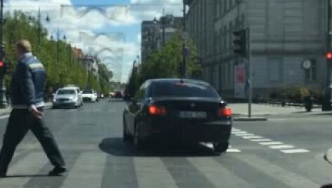 BMW važiuoja per raudoną