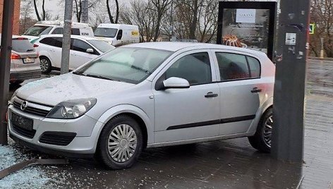 Kauno Jonavos gatvėje į autobusų stotelę įskriejo „Opel“