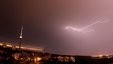 Grėsminga perkūnija truko ilgiau nei tris valandas.