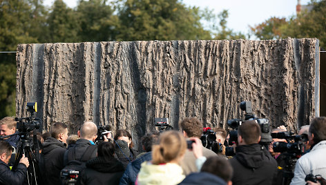 Visuomenei pristatytas Laisvės kalvos monumento realaus dydžio bandinys"