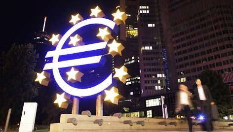 Euro simbolį vaizduojanti sklptūra prie ECB pastato.