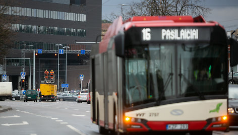 Vilniuje, Žemaitės ir Naugarduko gatvių sankryžoje, šiukšliavežis nutraukė troleibusų kontaktinį tinklą