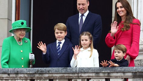 Elizabeth II, princas Williamas ir Kate Middleton su vaikais / &bdquo;Scanpix&ldquo; nuotr.

