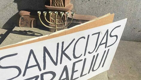 Paneriuose paliktas protestuotojų plakatas