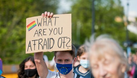 Vykstant Didžiajam &scaron;eimos gynimo mar&scaron;ui rinkosi ir rei&scaron;kiantieji palaikymą LGBT bendruomenei