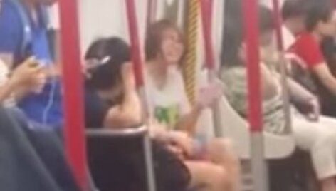 Moteris Honkongo metro puola į isteriją