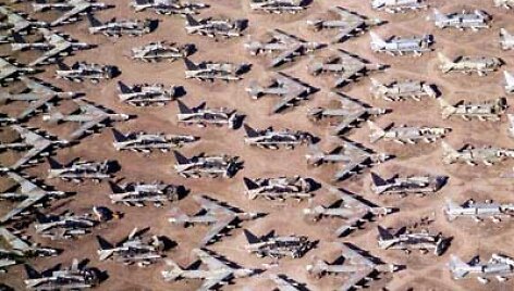 Arizonos dykumoje esančios Boneyard kapinės, kuriose saugomi nenaudojami kariniai lėktuvai