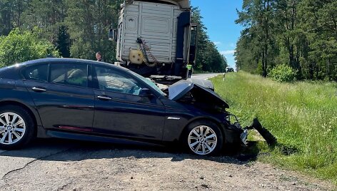 Varėnos rajone automobilis susidūrė su vilkiku