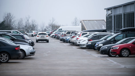 Sausakimšos automobilių stovėjimo aikštelės prie prekybos centrų Vilniuje