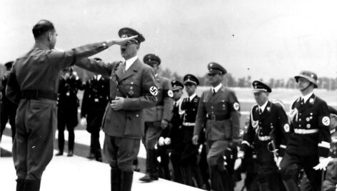 Rudolfas Hessas sveikina Adolfą Hitlerį per nacistų partijos suvažiavimą 1935-aisiais