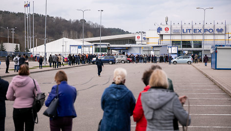 Žmonių eilės prie vakcinavimo centro „Litexpo“