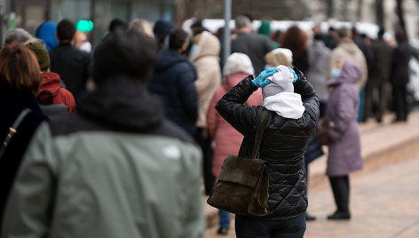 Žmonės laukiantys prie vakcinacijos centro Vilniuje