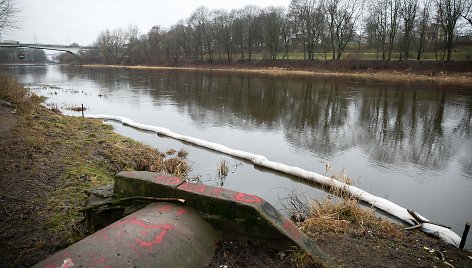 Į Nerį Vilniaus Antakalnyje tekėjusias nuotekas stabdo bonais