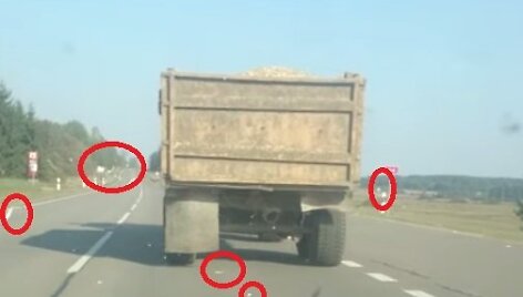 Traktorius su neuždengta priekaba