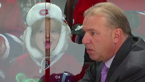 Maža sirgalė kai&scaron;ioja liežuvį NHL mačo metu