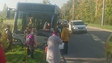 Vilniuje nuo kelio nuvažiavo autobusas