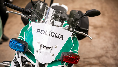 Kaune „Audi“ rėžėsi į motociklu važiuojantį policijos pareigūną