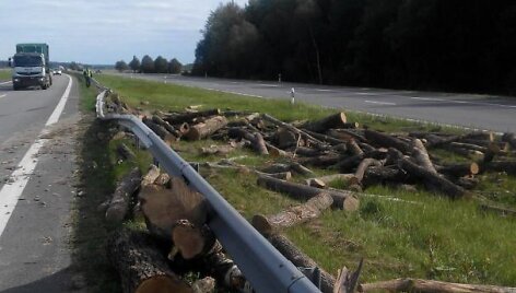 Autostradoje Vilnius-Klaipėda mi&scaron;kavežio avarija: ribojamas eismas