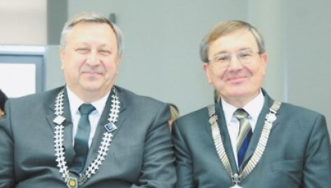&Scaron;iaulių rajono meras A. Gaubas (kairėje) ir miesto meras J. Sartauskas tik vie&scaron;uose renginiuose sėdi kartu su &scaron;ypsenomis. Abu merai yra lyg tie ožiukai ant tiltelio &ndash; principiniai nesutarimai įkaitais laiko niekuo dėtus talentingus vaikus.
