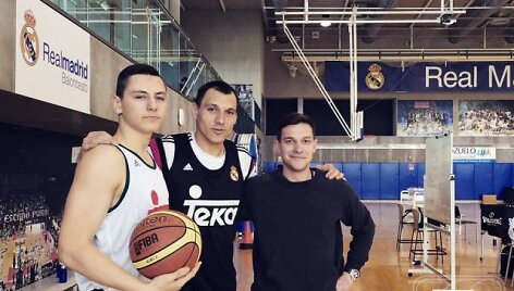 Tomas Balčiūnas (kairėje) su Jonu Mačiuliu ir treneriu Aurimu Jasilioniu
