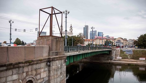 Metaliniai karkasai ant Žaliojo tilto Vilniuje