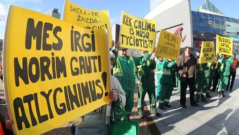 Nuo liepos mėnesio algų negaunantys sostinę tvarkančios įmonės &bdquo;Stebulė&ldquo; darbuotojai mero Viliaus Navicko reikalavo grąžinti 15 mln.Lt skolų &scaron;iai įmonei.