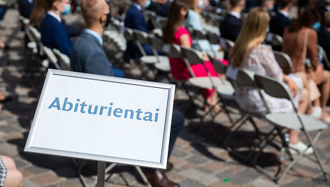 &Scaron;imtu balų egzaminus i&scaron;laikiusių abiturientų apdovanojimų ceremonija