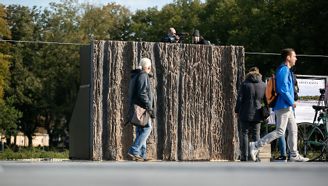 Visuomenei pristatytas Laisvės kalvos monumento realaus dydžio bandinys"