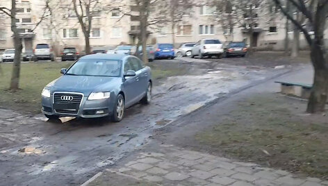 &bdquo;Audi&ldquo; važiuoja pėsčiųjų takais Kalvarijų gatvės kieme Vilniuje