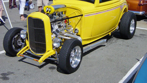 &bdquo;Hotrodų&ldquo; kultūros pavyzdys &ndash; sunkvežimis su V8 varikliu