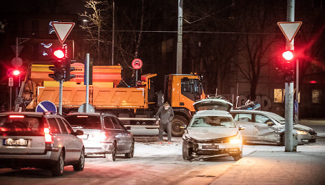 Plikledžio spąstai klupdo vairuotojus: pasipylė avarijos