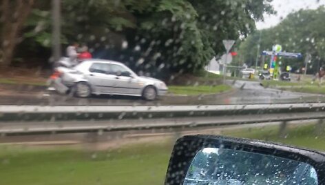 Kauno Tunelio gatvėje &bdquo;Saab&ldquo; įvažiavo į stulpą